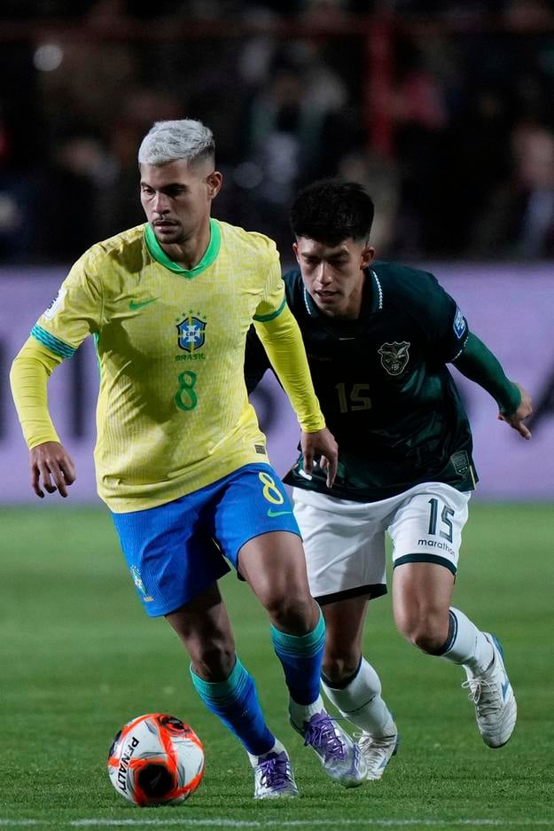 Bruno Guimaraes z Brazílie (vľavo) a hráč Bolívie Gabriel Villamil v súboji o loptu počas kvalifikačného zápasu MS2026 Bolívia - Brazília.
