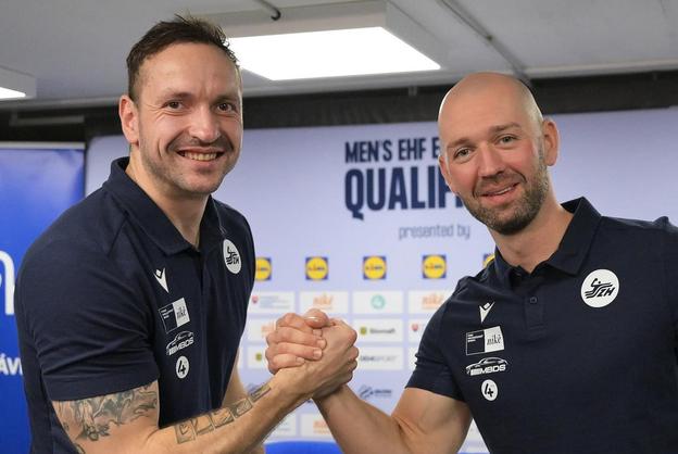 Teodor Paul (vľavo) a Tomáš Urban pred kvalifikačným stretnutím ME 2026 proti Čiernej Hore, v ktorom sa lúčili s reprezentáciou. V minulej sezóne pôsobili spolu v HK Košice, teraz sa stretnú aj v Trebišove, ktorého sa Urban stal hráčom a Paul tam trénuje brankárov.