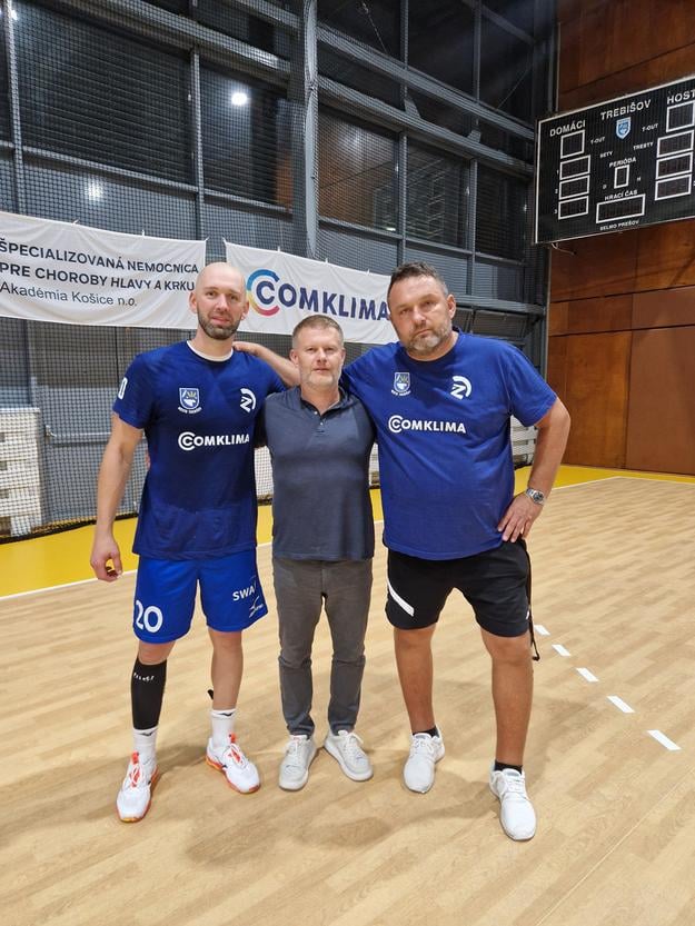 Nová posila hádzanárov Trebišova Tomáš Urban s prezidentom ŠK Zemplín Ervínom Karvašom (v strede) a trénerom mužstva Pavlom Janom.