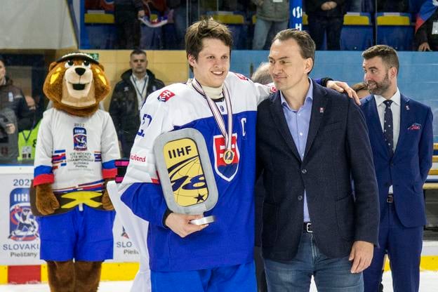 Peter Repčík ako kapitán slovenskej reprezentácie do 18 rokov na archívnej fotke s prezidentom SZĽH Miroslavom Šatanom.