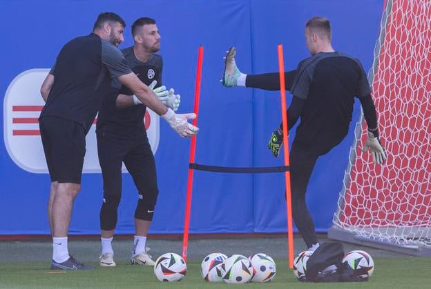 Brankári Henrich Ravas, Martin Dúbravka a tréner brankárov Ján Novota počas oficiálneho tréningu slovenskej futbalovej reprezentácie .