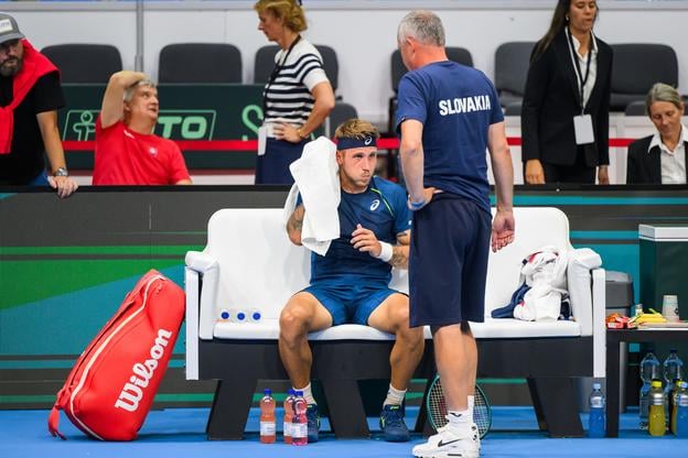 Na snímke zľava slovenský daviscupový reprezentant Alex Molčan a kapitán tímu Slovenska Tibor Tóth počas prestávky v úvodnej dvojhre proti tenistovi Kolumbie Nicolásovi Mejiáovi.