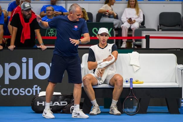 Na snímke zľava kapitán tímu Slovenska Tibor Tóth a slovenský daviscupový reprezentant Lukáš Klein počas druhej dvojhry proti Adriáovi Sorianovi Barrerovi z Kolumbie v rámci duelu 1. svetovej skupiny Davisovho pohára Slovensko - Kolumbia.