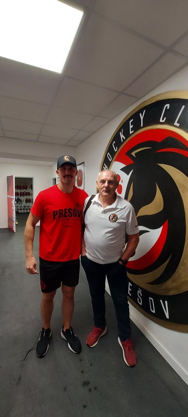 Jaroslav Janus (vľavo) so svojím staronovým trénerom Rudolfom Jurčenkom po jednom z prípravných zápasov Prešova pred novou sezónou v najvyššej súťaži.