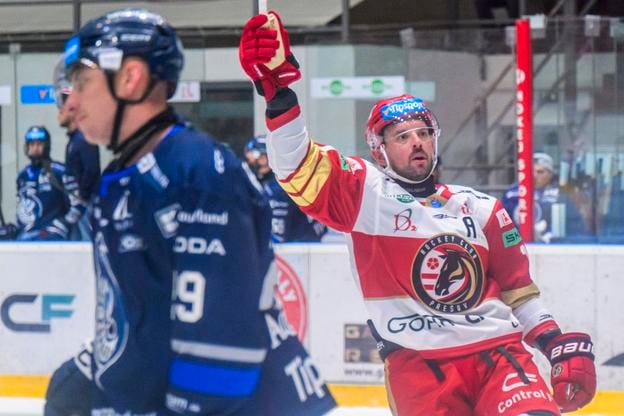 Na snímke vpravo Oliver Jokeľ (Prešov) sa teší z gólu počas zápasu 1. kola hokejovej Tipsport ligy HC Prešov - HK Poprad v Prešove.