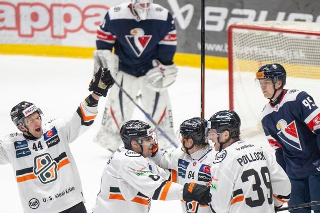 Archívna snímka: V pozadí vľavo brankár Henri Kiviaho, vpravo Jonáš Peterek (obaja Slovan) a v popredí gólová radosť zľava Mislav Rosandič, Šimon Petráš, strelec gólu Joona Jääskeläinen a Brett Pollock (všetci Košice) v hokejovom zápase 54. kola Tipos extraligy medzi HC Slovan Bratislava - HC Košice 7. marca 2025 v Bratislave.