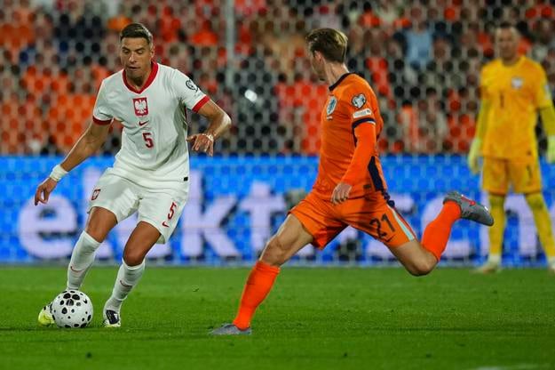 Na archívnej snímke Frenkie de Jong (uprostred) z Holandska.