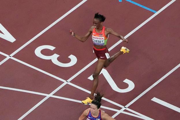 Kenská bežkyňa Beatrice Chebetová víťazí  v behu na 10 000 m  na atletických MS v Tokiu.