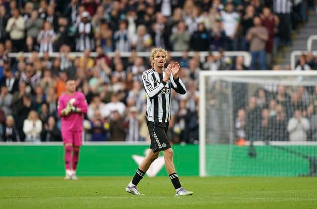 Nemecký útočník Nick Woltemade opúšťa trávnik v St James' Parku, na ktorom svojim gólom zariadil prvú výhru Newcastle v sezóne.