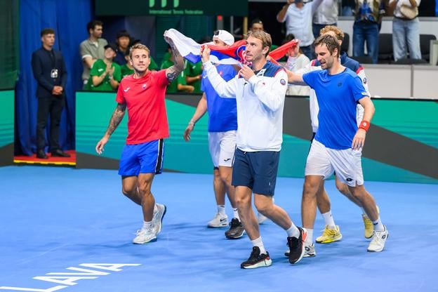 Slovenský daviscupový tím sa teší z víťazstva stretnutia I. svetovej skupiny Davisovho pohára Slovensko - Kolumbia v Bratislave.