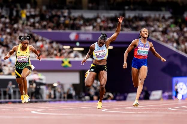 Dobeh finále žien v behu na 100 m. Vyhrala Američanka Melissa Jeffersonová-Woodenová, vpravo.