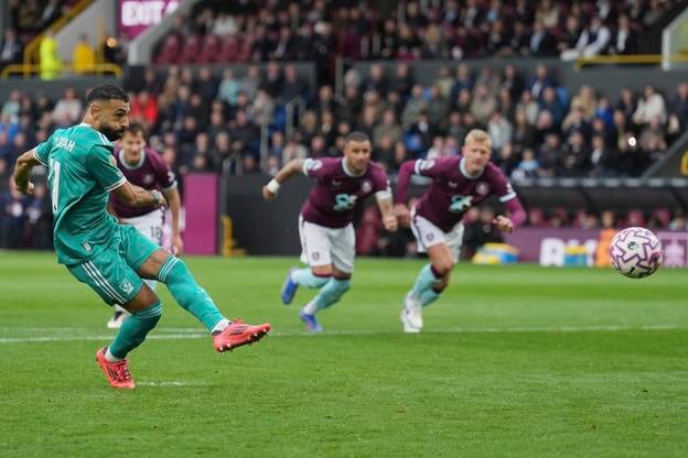 Mohamed Salah(vľavo) strieľa z pokutového kopuj jediný gól duel Burnley - Liverpool. Martin Dúbravka v bránke Burnley nemal šancu.