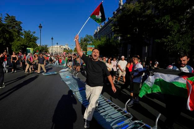 Protest počas poslednej etapy Vuelty, ktorú organizátori napokon z bezpečnostných dôvodov museli zrušiť.