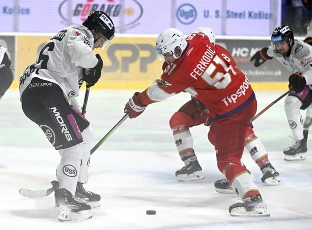 Vľavo Oleksij Dachnovskyj (Košice) a Max Ferkodič (L.Mikuláš) v zápase 2.kola hokejovej Tipos extraligy HC Košice - MHK 32 Liptovský Mikuláš.