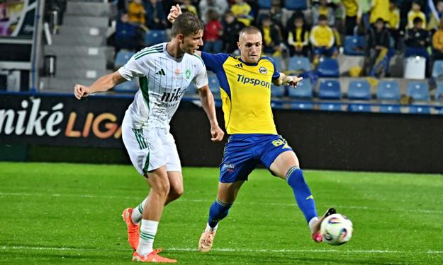 Prešovčan Filip Souček (vľavo) v súboji s Martin Bednárom.