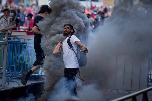 Protestujúci sa dostali do potýčok s policajnými zložkami a hádzali dymovnice.