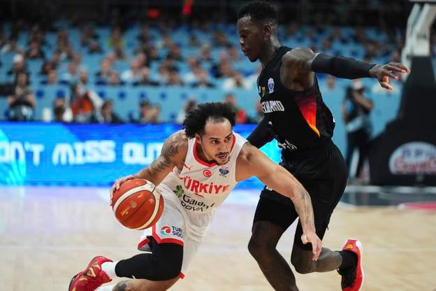 Turek Shane Larkin uniká Nemcovi Dennisovi Schröderovi. Z finále ME v basketbale mužov Turecko - Nemecko v lotyšskej Rige.