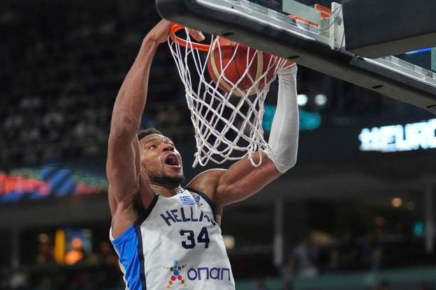 Grécky hráč Jiannis Antetokunmpo smečuje v zápase o 3. miesto Grécko - Fínsko na majstrovstvách Európy v basketbale mužov v Rige.