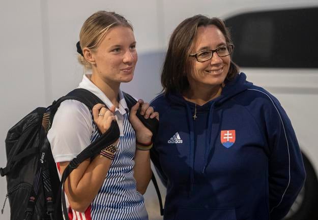 Na snímke vľavo slovenská  v atletike Viktória Forsterová a vpravo trénerka Katarína Adlerová.