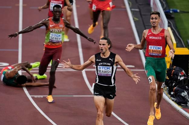 Novozélanďan Geordie Beamish si beži po zlato v behu na 1500 m na MS v Tokiu.