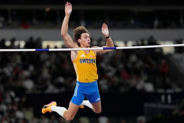 Švéd Armand Duplantis zdoláva latku vo výške 630 cm.