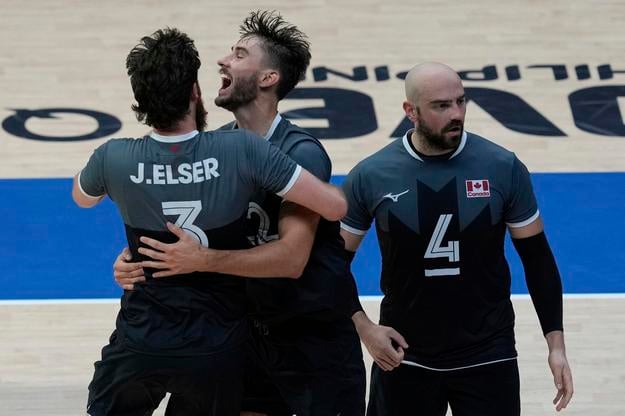 Kanadskí volejbalisti oslavujú po víťazstve nad Japonskom postup zo skupiny G-skupiny-