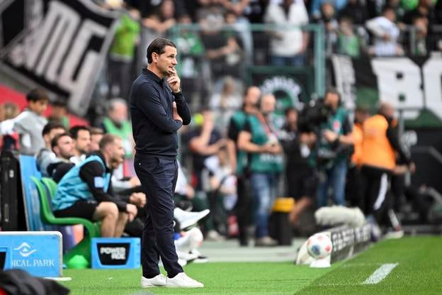 Gerardo Seoane počas zápasu s Werderom Brémy (0:4), po ktorom musel v Borussii skončiť.