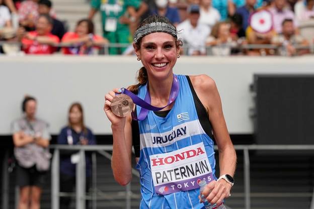 Šťastná maratónkyňa zapózovala v cieli s prvou uruguajskou medailu zo seniorských atletických MS v histórii.
