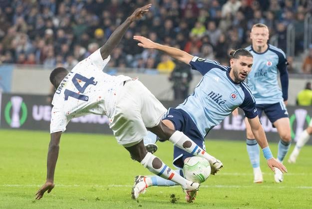 Umtiti si zahral aj na Tehelno poli. Na snímke z novembra 2023 v súboji s Kyriakosom Savvidisom počas zápasu 4. kola skupinovej fázy Konferenčnej  ligy Slovan Bratislava – OSC Lille. Súboj sa skončil remízou 1:1.
