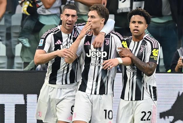 Hráč Juventusu Kenan Yldiz (uprostred) oslavuje so spoluhráčmi po tom, ako strelil druhý gól v zápase talianskej ligy Serie A Juventus Turín - Inter Miláno.