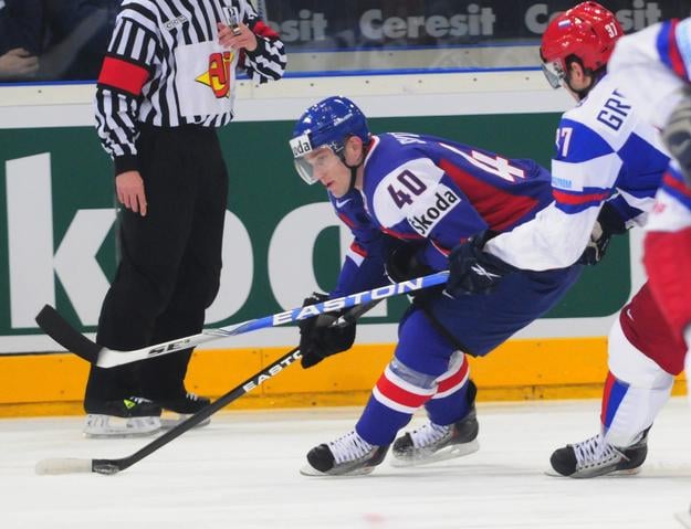 Marek Svatoš (vľavo) uniká Rusovi Grebeškovovi počas zápasu A-skupiny majstrovstiev sveta 2010.