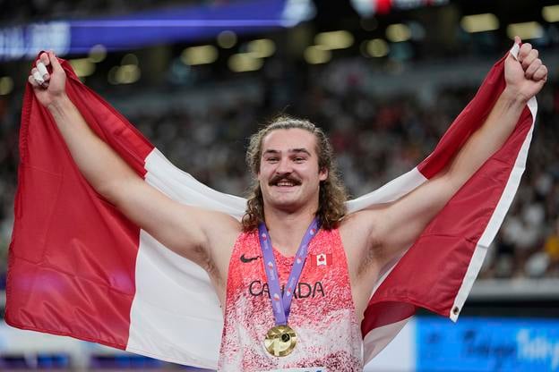 Kanadský kladivár Ethan Katzberg oslavuje zisk zlatej medaily na atletických MS v Tokiu.