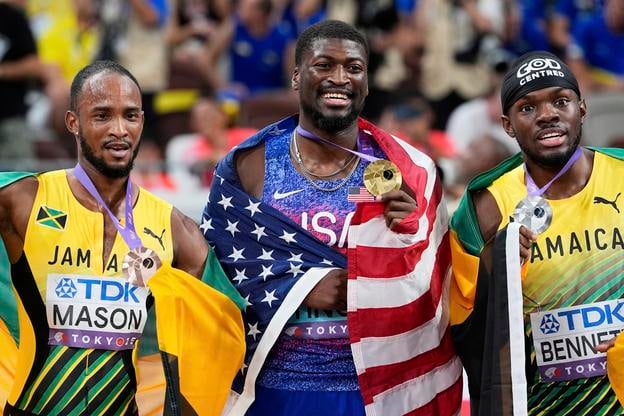 Americký atlét Cordell Tinch (uprostred) triumfoval vo finále behu na 110 m prek. na atletických MS v Tokiu. Na pódiu ho doplnili dvaja Jamajčania.