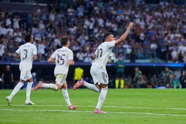 Kylian Mbappe (vpravo) z Realu Madrid sa raduje z gólu z penalty počas zápasu 1. kola ligovej fázy Ligy majstrov Real Madrid - Olympique Marseille.