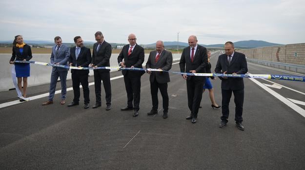 Transport Minister Jozef Ráž (centre), Mayor of Košice Jaroslav Polaček (second from right) and other dignitaries cut a ribbon to open a new 14-kilometre section of the R2 expressway, bypassing Košice, on September 24, 2025. (TASR)