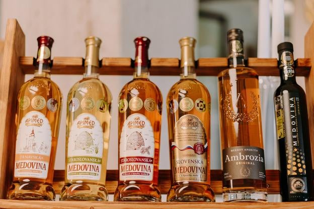 Кілька різних видів медовухи на вибір.