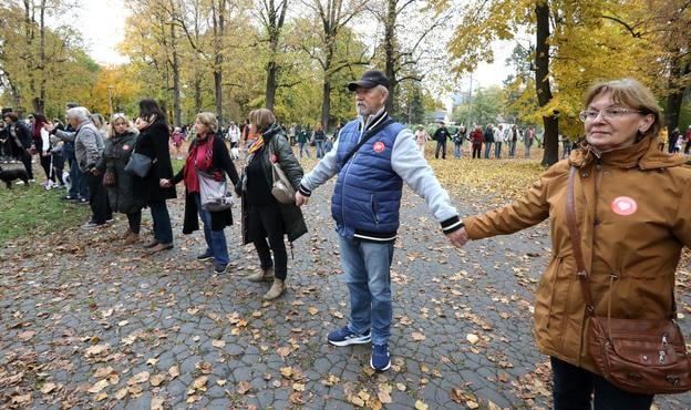 More than a hundred residents of Banská Bystrica have signed an open letter urging the city to halt the planned felling of 400 trees in the park on Tajovského Street, calling for the preservation of mature greenery. The city says the trees are in poor condition and will be replaced with over 500 new plantings as part of a revitalisation project. The photo shows activists forming a human star during Friday’s “Hand in Hand for Our Park!” event in support of saving the trees.