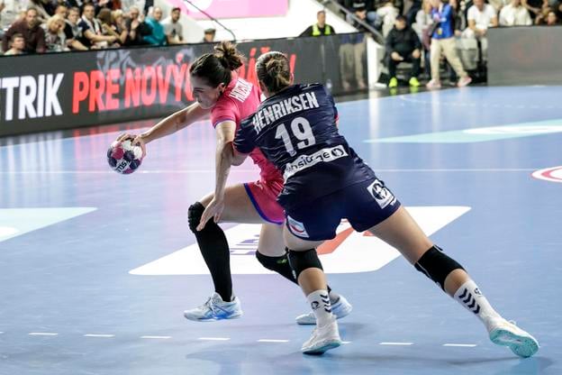 Adriána Holejová (Slovensko) a Helén Henriksenová (Nórsko) v druhom zápase 1. skupiny EHF Euro Cupu v hádzanej  žien Slovensko - Nórsko v Bratislave.