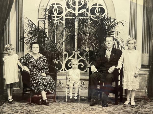 Zuzana Majláth and Walenty Laskowski with children (circa early 1930s)