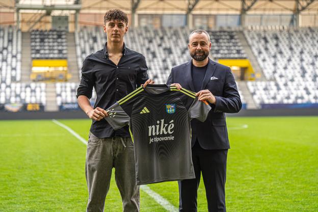 Riaditeľ FC Košice Ádám Geri s talentovaným brankárom.