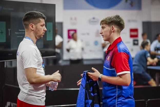 Ingemar Péter (vľavo) sa trénersky podieľa na výchove stolnotenisovej mlade v NSTCm v Nitre, na obrázku so svojím zverencom Pavlom Kokavcom na podujatí YEOF v Skopje.