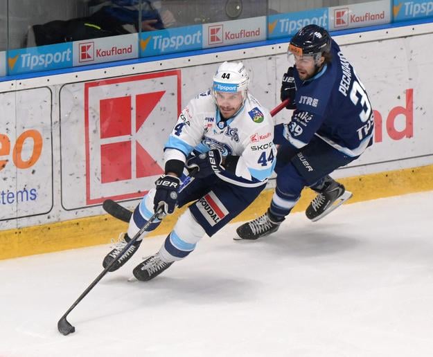 Na snímke zľava Zach Osburn (Nitra) a Liam Pecararo (Bratislava) v zápase 14. kola hokejovej Tipsport ligy medzi HK Nitra - HC Slovan Bratislava 24. októbra 2025 v Nitre.