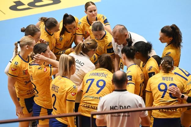 Asistentka Silvia Priklerová (v strede) a hlavný kouč Viktor Debre museli svojim zverenkám z HC DAC Dunajská Streda dohovárať už v 7. min šlágra MOL ligy hádzanárok, v ktorom napokon uspeli na palubovke HK Slovan Duslo Šaľa.