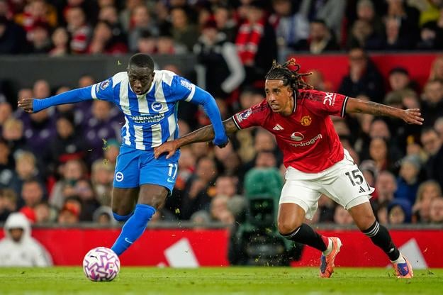 Hráč Manchesteru Leny Yoro (vpravo) a hráč Brightonu Yankuba Minteh bojujú o loptu v zápase 9. kola anglickej Premier League Newcastle Manchester United - FC Brighton.
