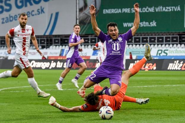 Inkriminovaný moment. Zľava Richard Križan z Trenčína, Nándor Tamás z Komárna a trenčiansky brankár Alex Húdok. Z následnej jedenástky padol jediný gól zápasu.