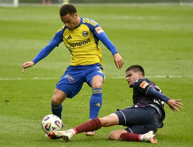 Na snímke zľava Kai Brosnan (Michalovce) a Alejandro Mendez (DAC) v zápase 12. kola futbalovej Niké ligy MFK Zemplín Michalovce - FC DAC 1904 Dunajská Streda.