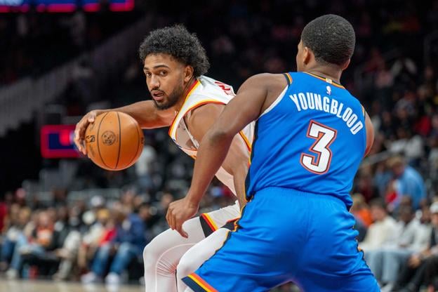 Jacob Toppin z Atlanty (vľavo) sa snaží uniknúť hosťujúcemu hráčovi Oklahomy Chrisovi Youngbloodovi.