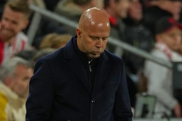 Sklamaný kouč Liverpoolu Arne Slot po prehre svojho tímu v Brentforde 2:3.