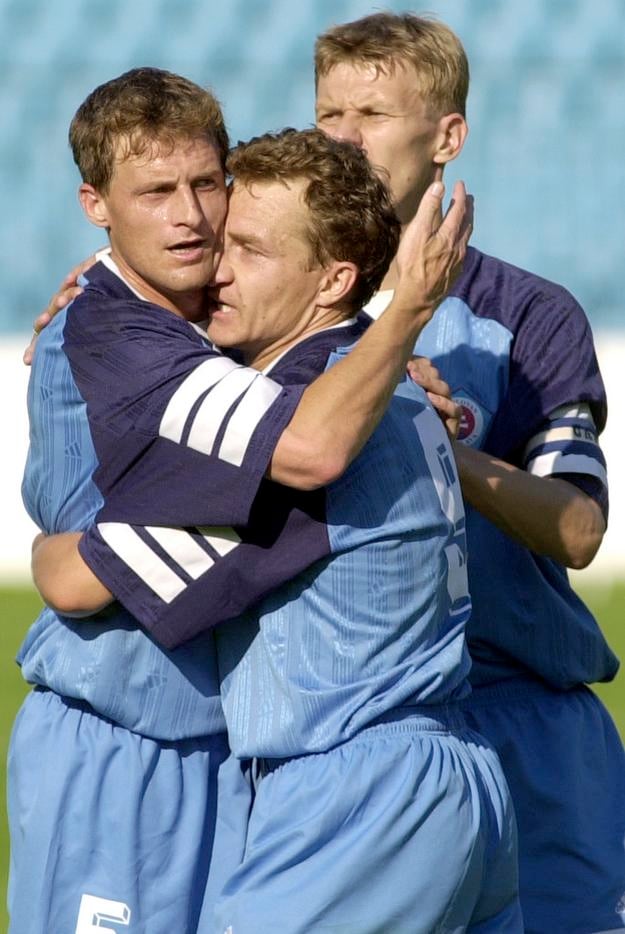 Igor Bališ (vľavo, v objatí s Tiborom Jančulom, za nimi Milan Timko) v drese bratislavského Slovana. V belasých farbách odohral 15 ligových zápasov.