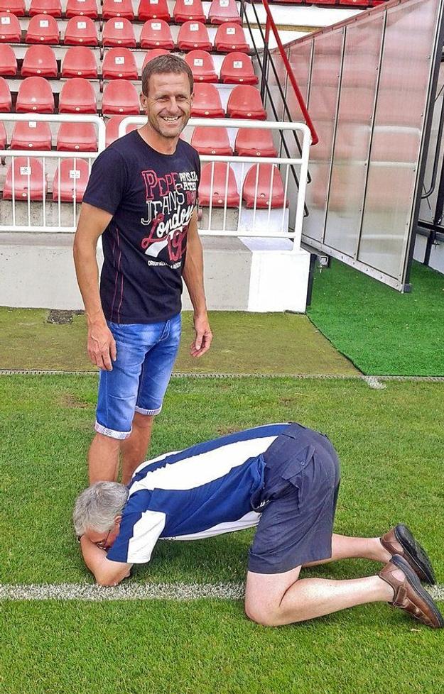 Pocta od anglického fanúšika: bozk na pravačku.